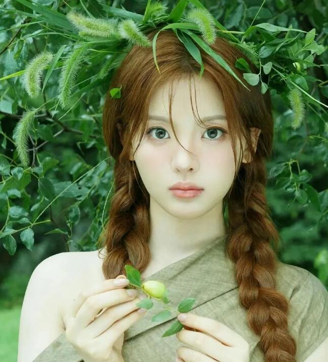 杨超越自曝近视700度 需长期佩戴隐形眼镜维持工作